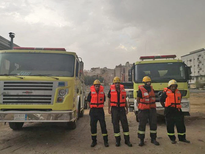 Civil Defense in Makkah implemented measures to combat heavy rain and rescue teams and safety patrols were deployed in locations across the holy city. (SPA)