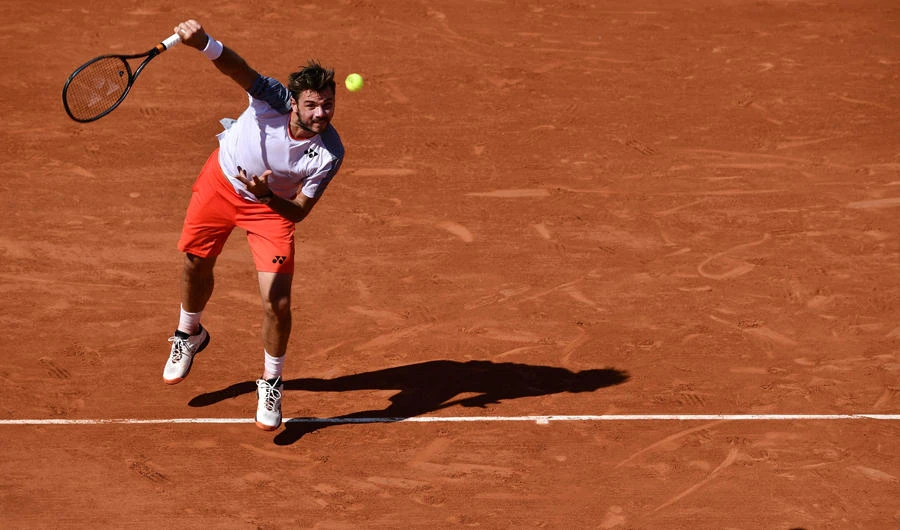 Switzerland's Stanislas Wawrinka serves the ball to Greece's Stefanos Tsitsipas during their men's singles fourth round match on day eight of The Roland Garros 2019 French Open tennis tournament in Paris on June 2, 2019. (AFP / Philippe Lopez)