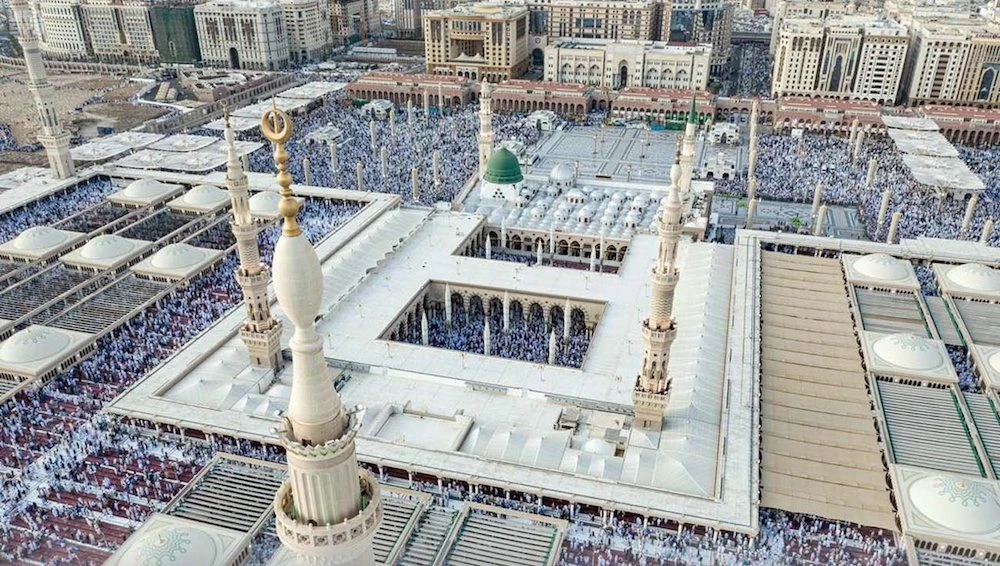 Faithful Muslims around the world begin celebrating Eid