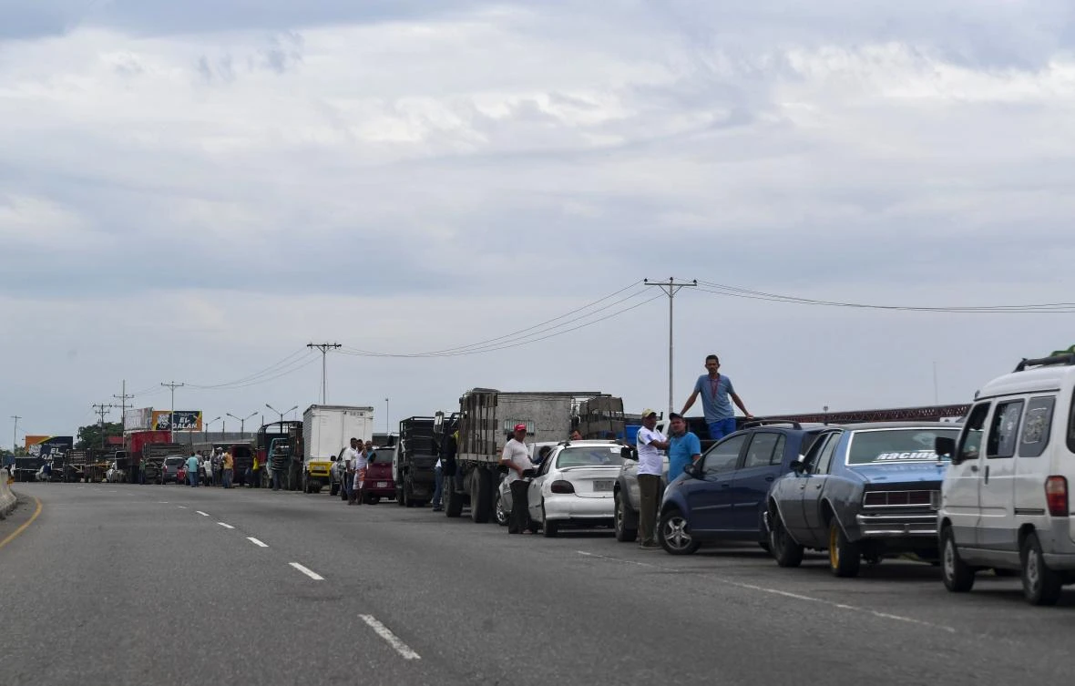 Drivers queue at a gas station on the highway between Barinas and Barquisimeto as rationing for the sale of gasoline was launched in several regions of Venezuela. (AFP)