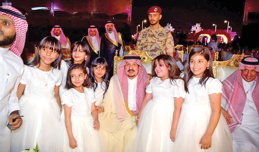Riyadh Gov. Prince Faisal bin Bandar meets Saudi children participating in Eid Al-Fitr activities. (SPA)