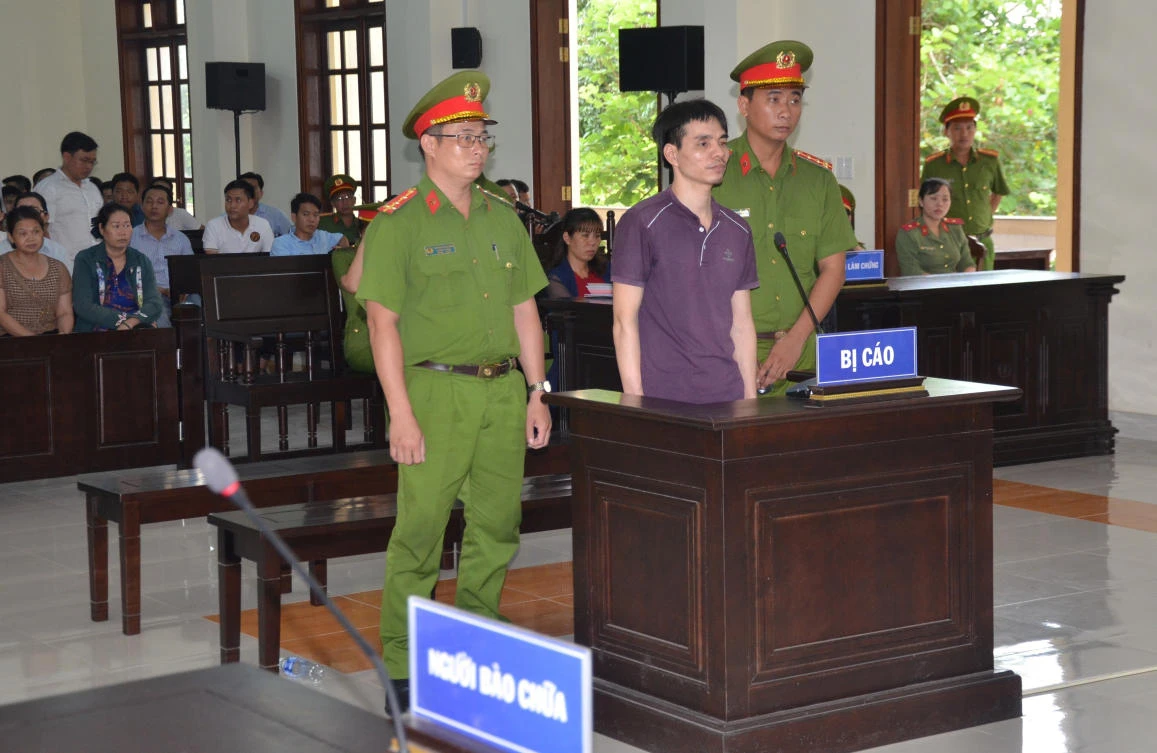 Vietnamese Facebook user Nguyen Ngoc Anh stands between policemen during his trial at a court in Ben Tre province, Vietnam June 6, 2019. (Reuters/Huynh Phuc Hau/VNA)