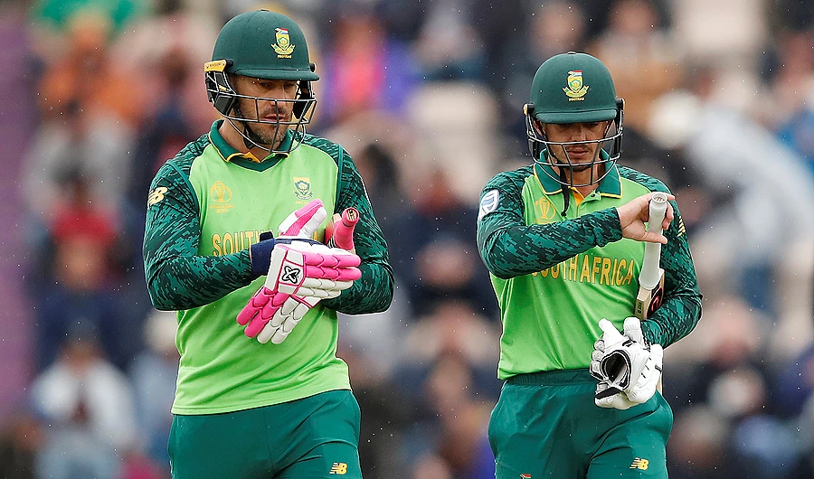 South Africa's Faf du Plessis and Quinton de Kock walk off the field as rain stops play. (Reuters)