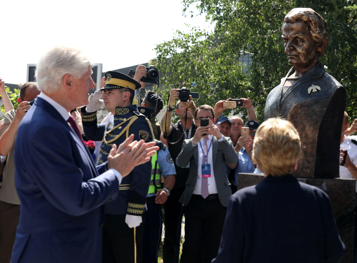Kosovo Albanians welcome Clinton, Albright 20 years after NATO intervention