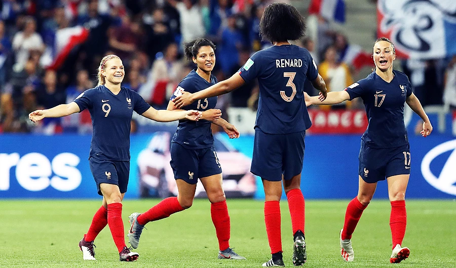 France's Eugenie Le Sommer celebrates with teammates in Nice. (AFP)