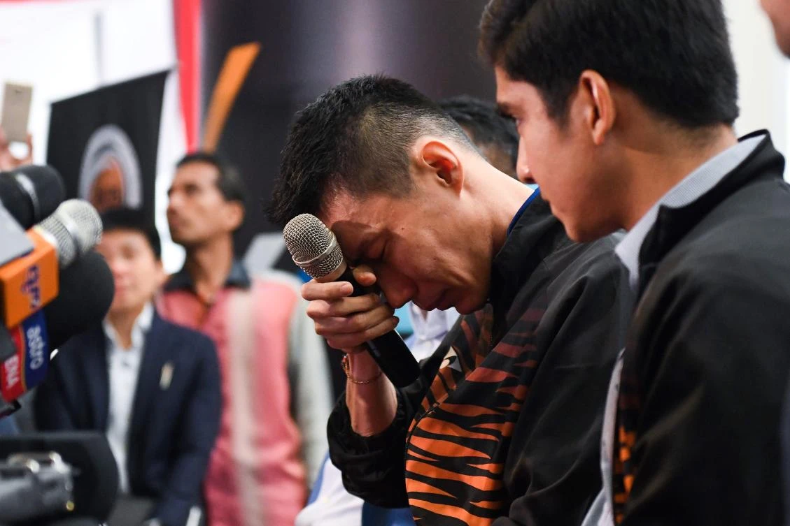 Former number one badminton player Lee Chong Wei, center, announces his retirement on Thursday, June 13, 2019. (AFP)