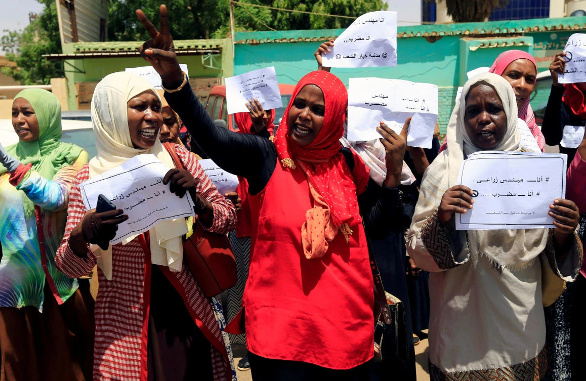 Members of Sudan's alliance of opposition and protest groups chant slogans outside Sudan's Central Bank during the second day of a strike, as tensions mounted with the country's military rulers over the transition to democracy, in Khartoum, Sudan May 29, 2019. (FILE/Reuters)