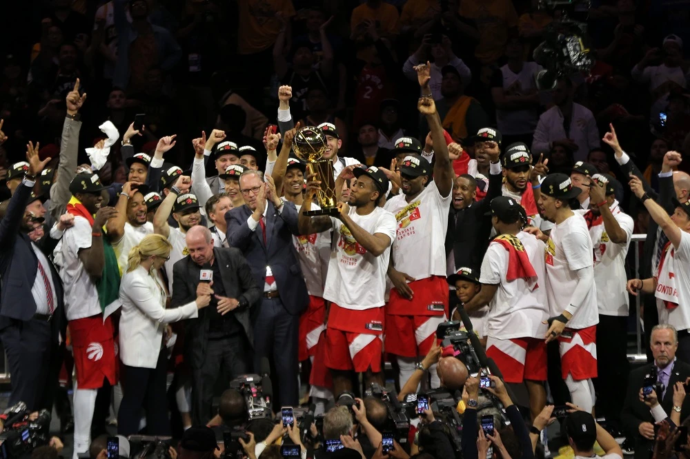 Toronto Raptors forward Kawhi Leonard lifts the Larry O'Brien Championship Trophy after beatiing Golden State Warriors for the NBA Championship. (USA TODAY Sports/Reuters)