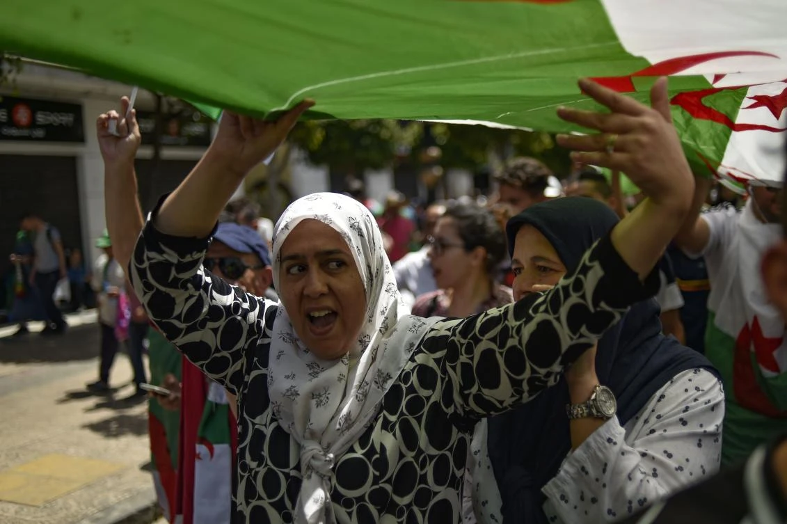Algerians rally even after ex-premiers detained