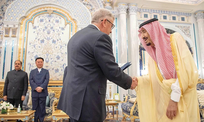 King Salman receives envoys of friendly countries at Al-Salam Palace in Jeddah on Sunday. (SPA)