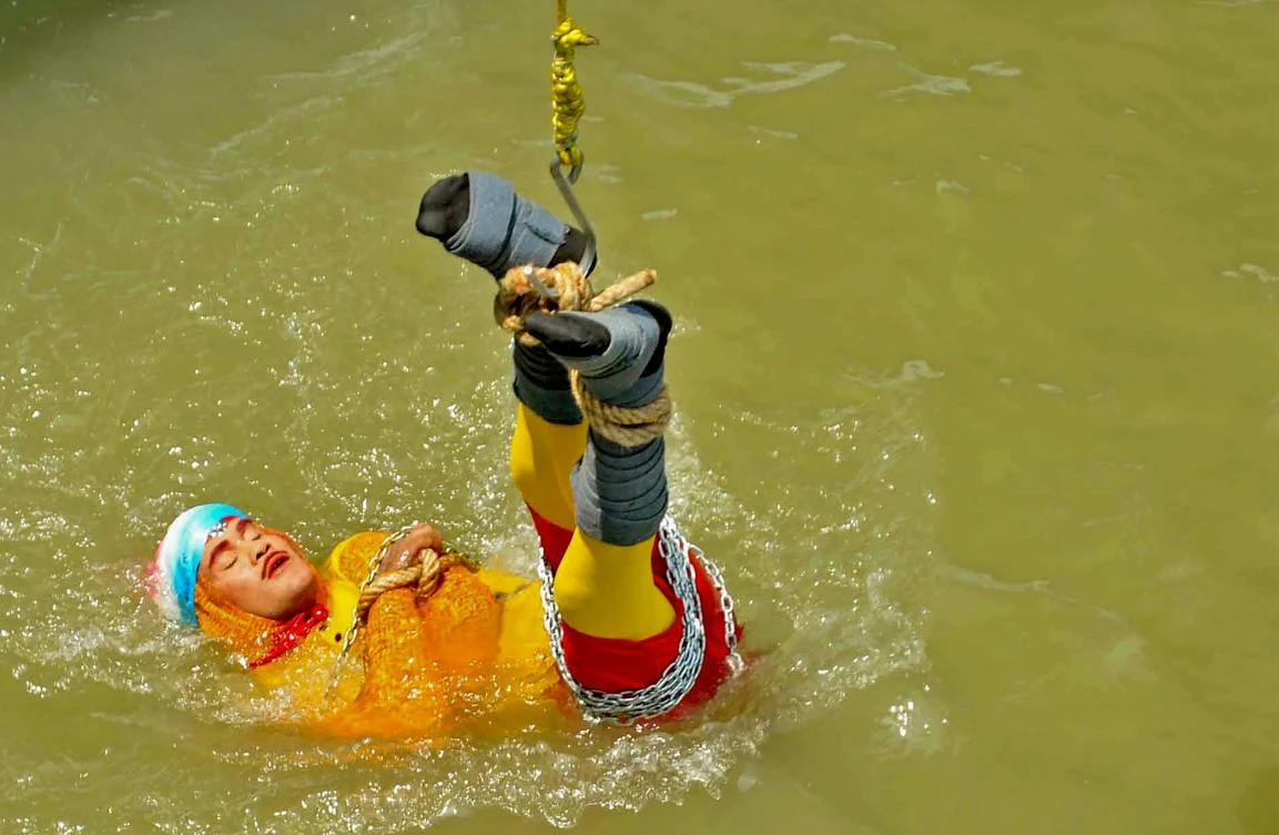 Indian ‘Houdini’ feared drowned as Ganges river stunt goes wrong