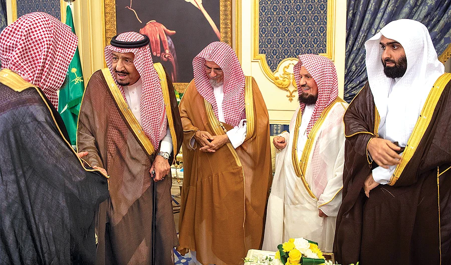 King Salman receives princes, ministers, scholars and a group of citizens at Al-Salam Palace in Jeddah on Monday. (SPA)