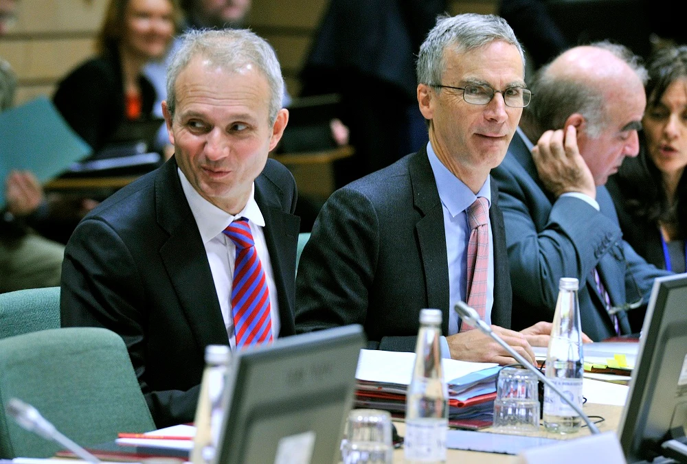 Andrew Murrison (R) will visit Iran as tensions between Tehran and Washington rise after the downing of an unmanned US drone. (File/AFP)