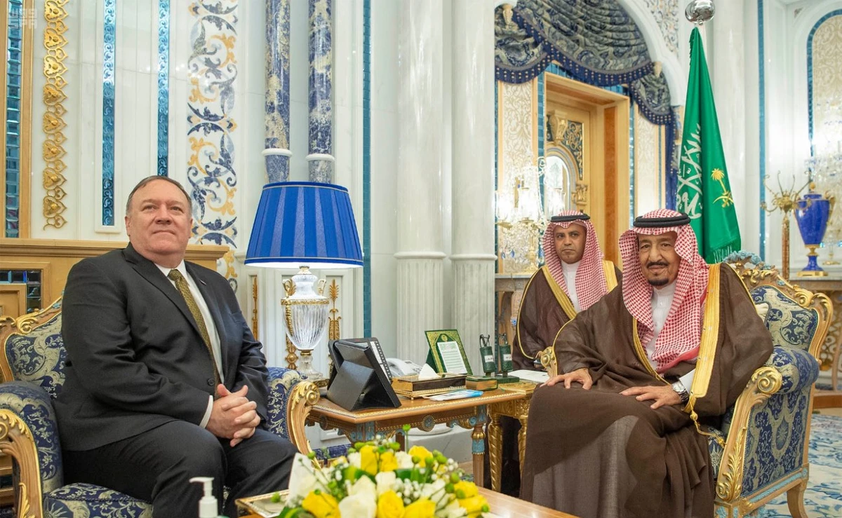 King Salman welcomes US Secretary of State Mike Pompeo. (SPA)