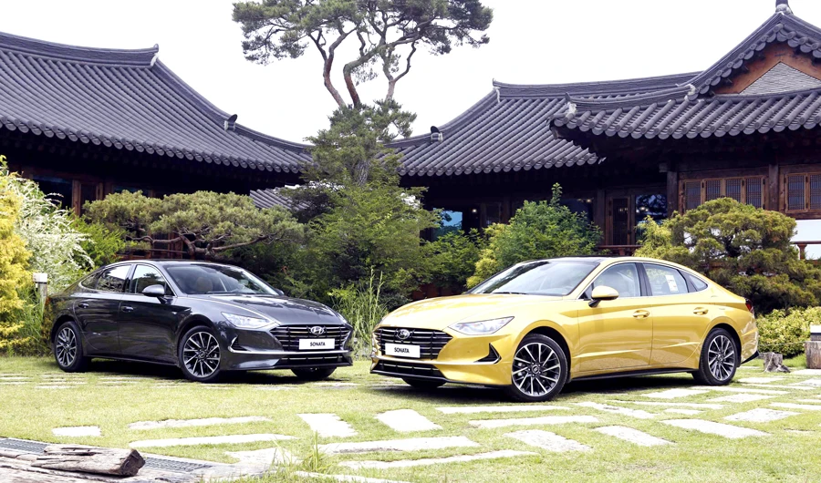 The redesigned Sonata offers a freshly styled cascading grille framed by distinctive lighting architecture, and an entirely new rear.
