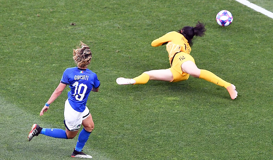 Italy beats China 2-0 to reach World Cup quarterfinals
