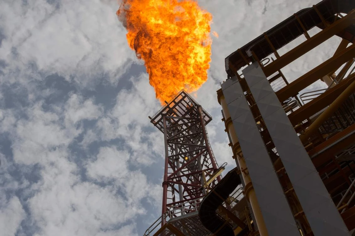 Oil prices rose after data showed that US crude stockpiles fell by 7.5 million barrels in the week ended June 21 to 474.5 million. (AFP)