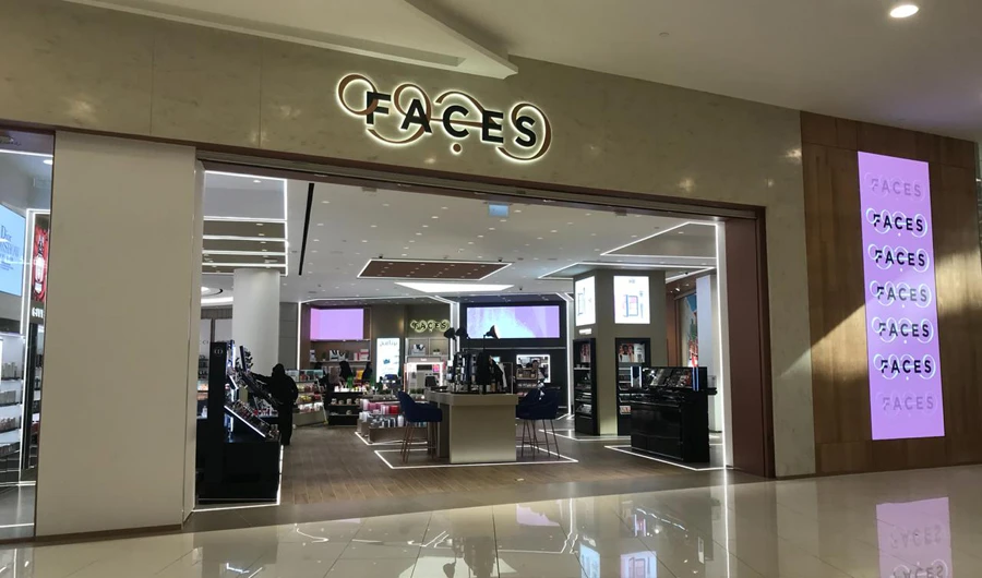 The store features an innovative concept, offering diverse new services such as the Fragrance Finder, Smart Mirror and Beauty Nation Area, in addition to free services such as nail care and engraving, and makeup sessions.