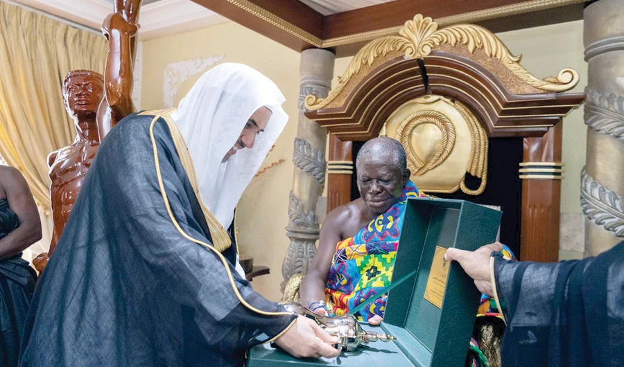 Muslim World League (MWL) Secretary-General Dr. Mohammed bin Abdul Karim Al-Issa meets Ghanaian Ashanti King Asantehene Otumfuo Nana Osei Tutu II in Kumasi, capital of the Ashanti region, on Wednesday. (SPA)