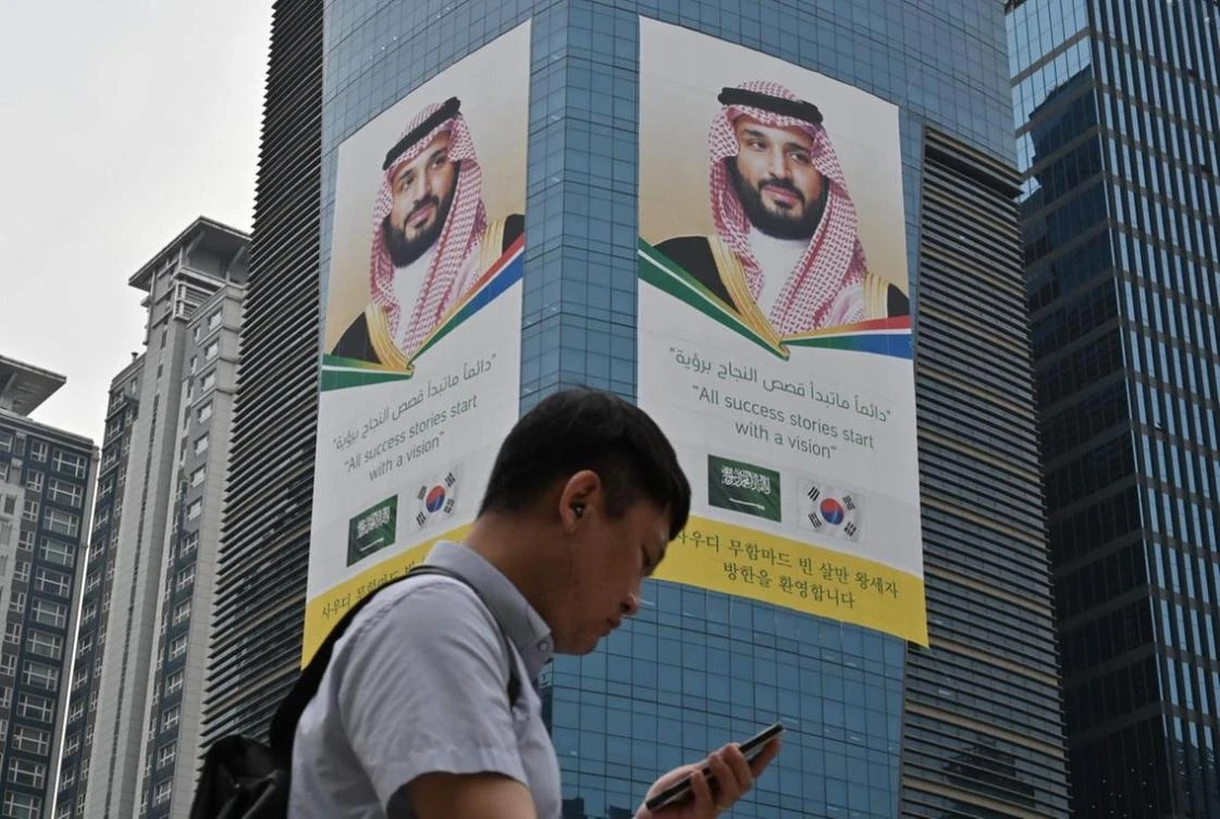 Saudi Arabia’s Crown Prince Mohammed bin Salman met President Moon Jae-in to discuss ways to expand economic cooperation and bolster bilateral ties during his visit to South Korea. (AFP)
