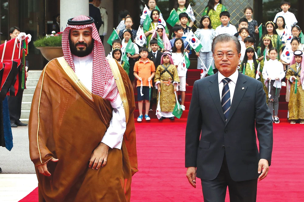 Saudi Crown Prince Mohammed bin Salman and South Korean President Moon Jae-in view an honor guard during a welcoming ceremony at the presidential Blue House in Seoul on Wednesday. (AP)
