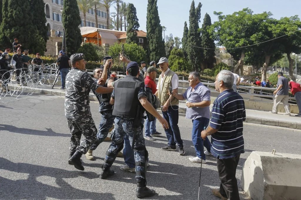 Lebanese army veterans block highways to protest budget cuts