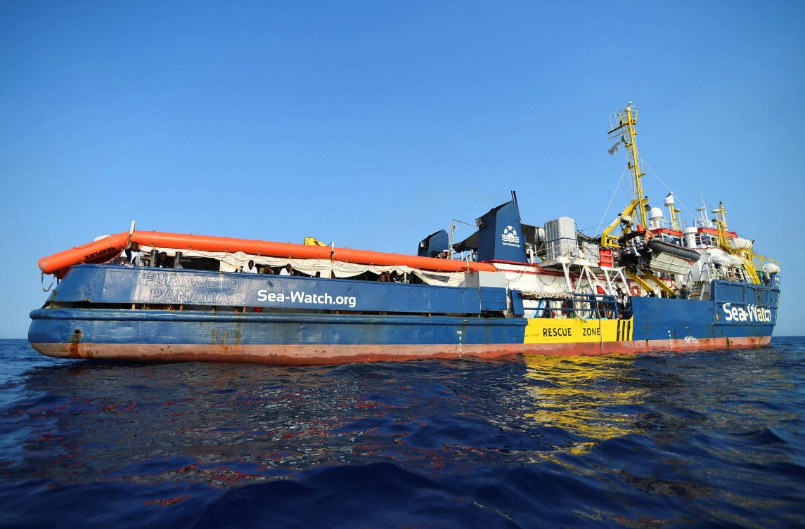 German captain defies Italy again, moves closer to Lampedusa port