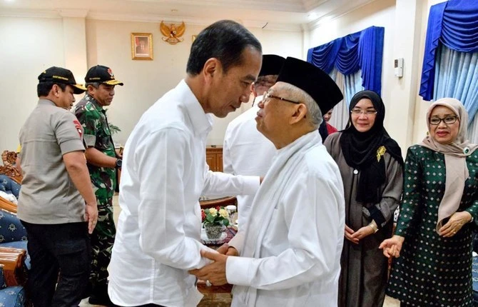 Indonesian President Joko Widodo, left, and Vice President Maruf Amin. Indonesia’s defeated presidential election challenger Gen. Prabowo Subianto lost a bid to overturn his loss to Widodo. (AFP)