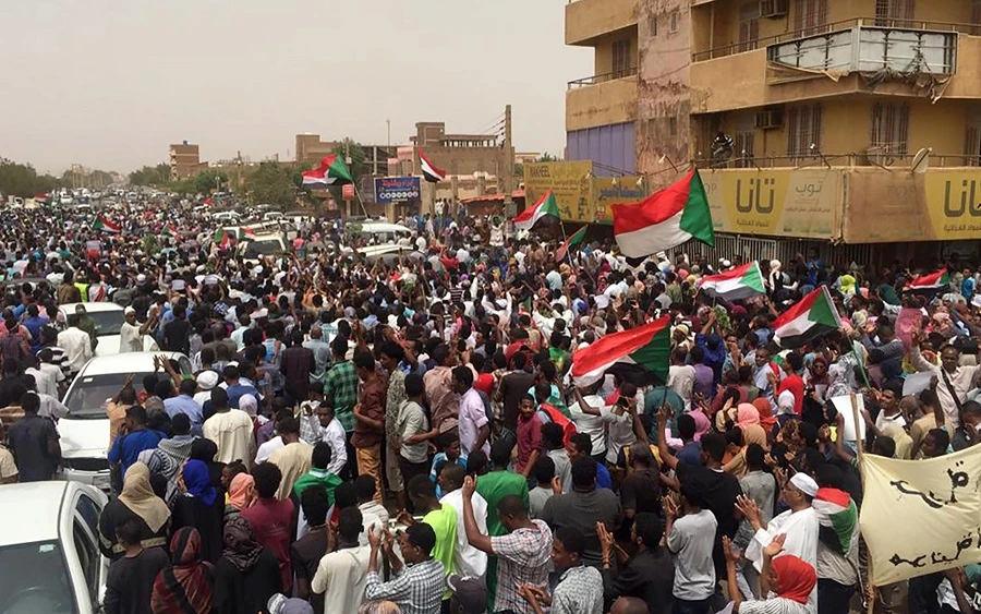 Sudanese protestors chant slogans demanding civilian rule on June 30, 2019 during a rally in Khartoum's southern al-Sahafa district. (AFP)