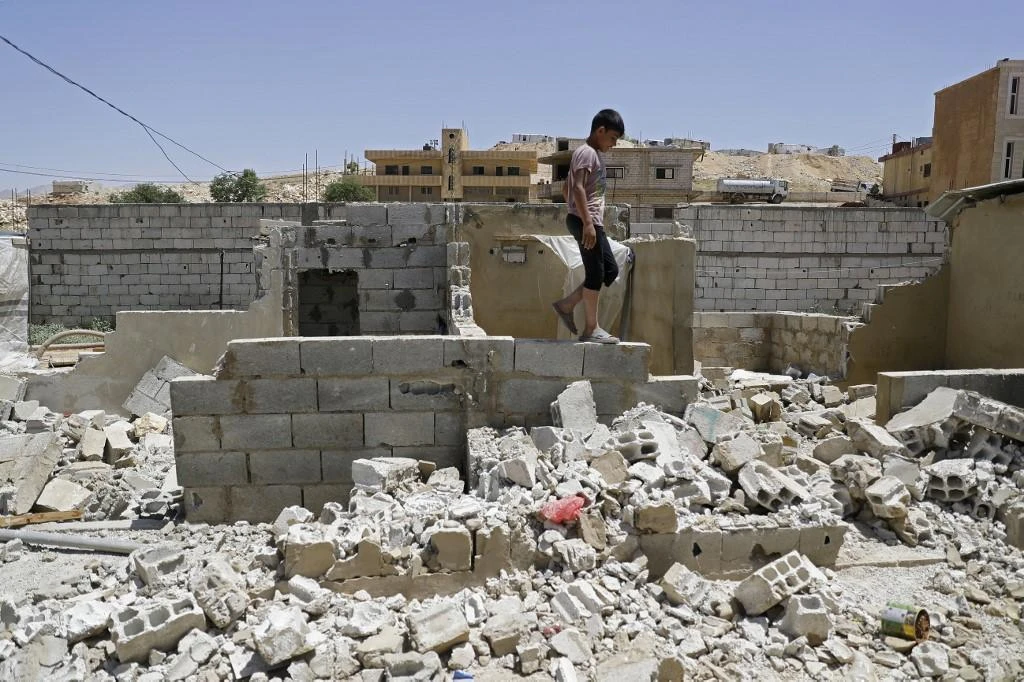 Lebanon forces Syrian refugees to tear down walls