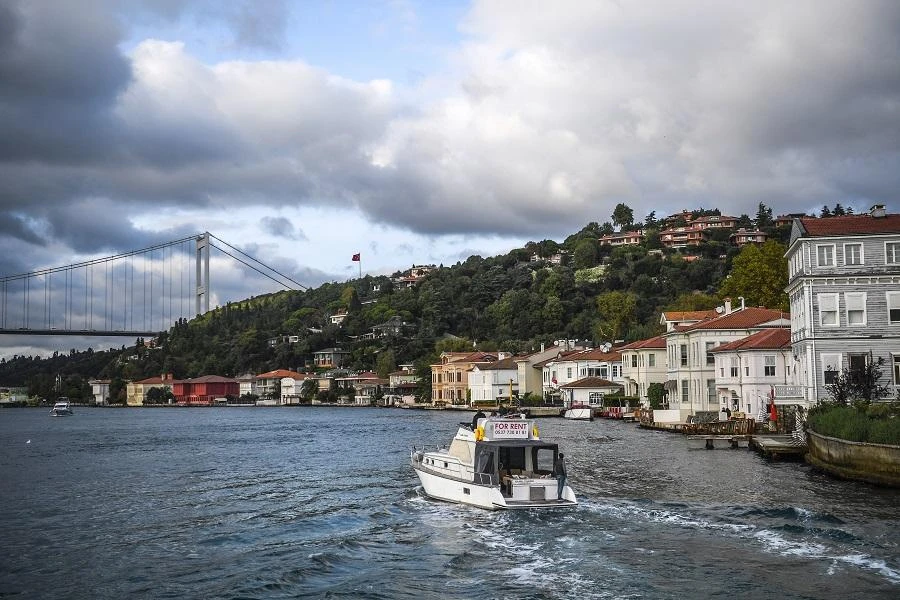 The delayed parts of the package include a new tax band of about 50 percent for those earning 1 million lira per year, up from 35 percent, and the introduction of new taxes on luxury housing. (File/AFP)