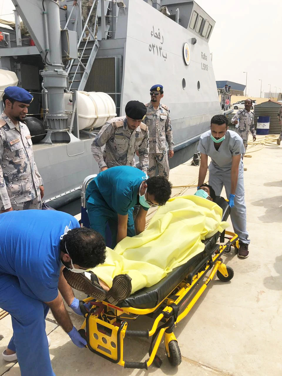 Saudi Border Guards evacuate injured sailor from Red Sea platform