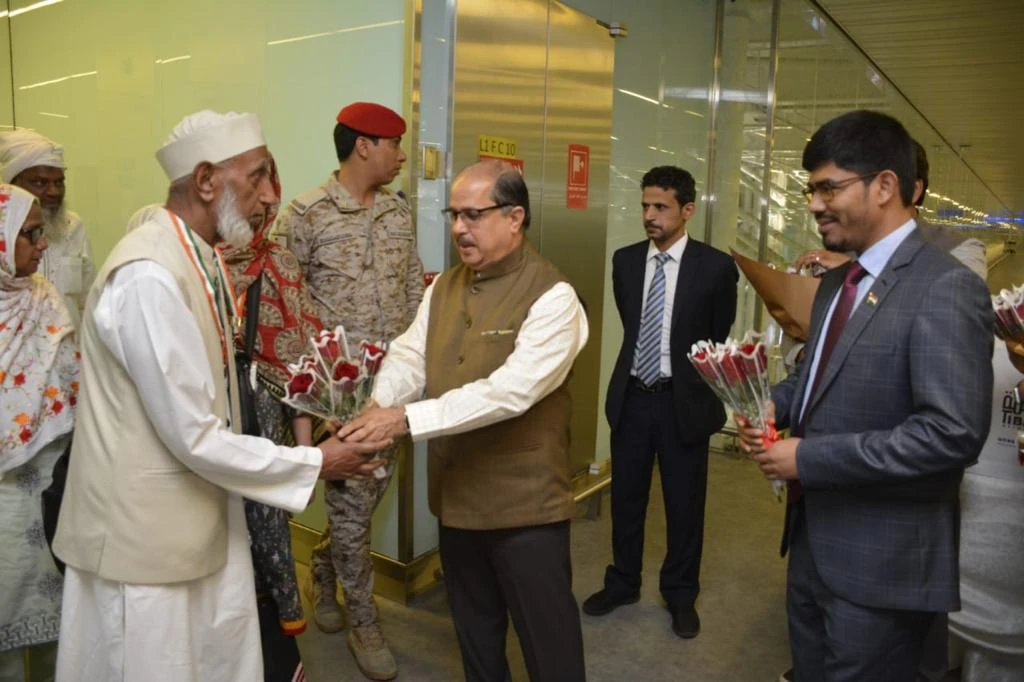Dr. Ausaf Sayeed, Indian ambassador to Saudi Arabia, and Noor Rahman Sheikh, consul general of India in Jeddah, welcomed the pilgrims at the airport. (Supplied)