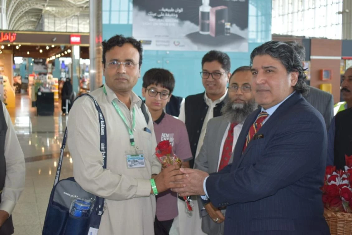 Pakistan’s ambassador to Saudi Arabia Raja Ali Ejaz welcomed the pilgrims on arrival. (AN photos)