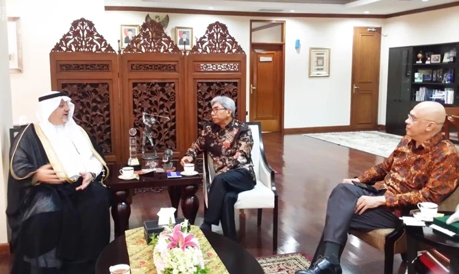 Saudi Ambassador to Indonesia Issam Abed Al-Thaqafi meets Indonesian Deputy Foreign Minister Abdulrahman Fakhir in Jakarta on Friday. (SPA)