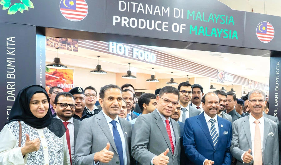 Malaysian Minister Saifuddini Nasution Ismail, UAE Ambassador Khalid Ghanem Al-Gaith, Indian Ambassador Mridul Kumar, LuLu Group Chairman Yusuff Ali M.A., and other officials.