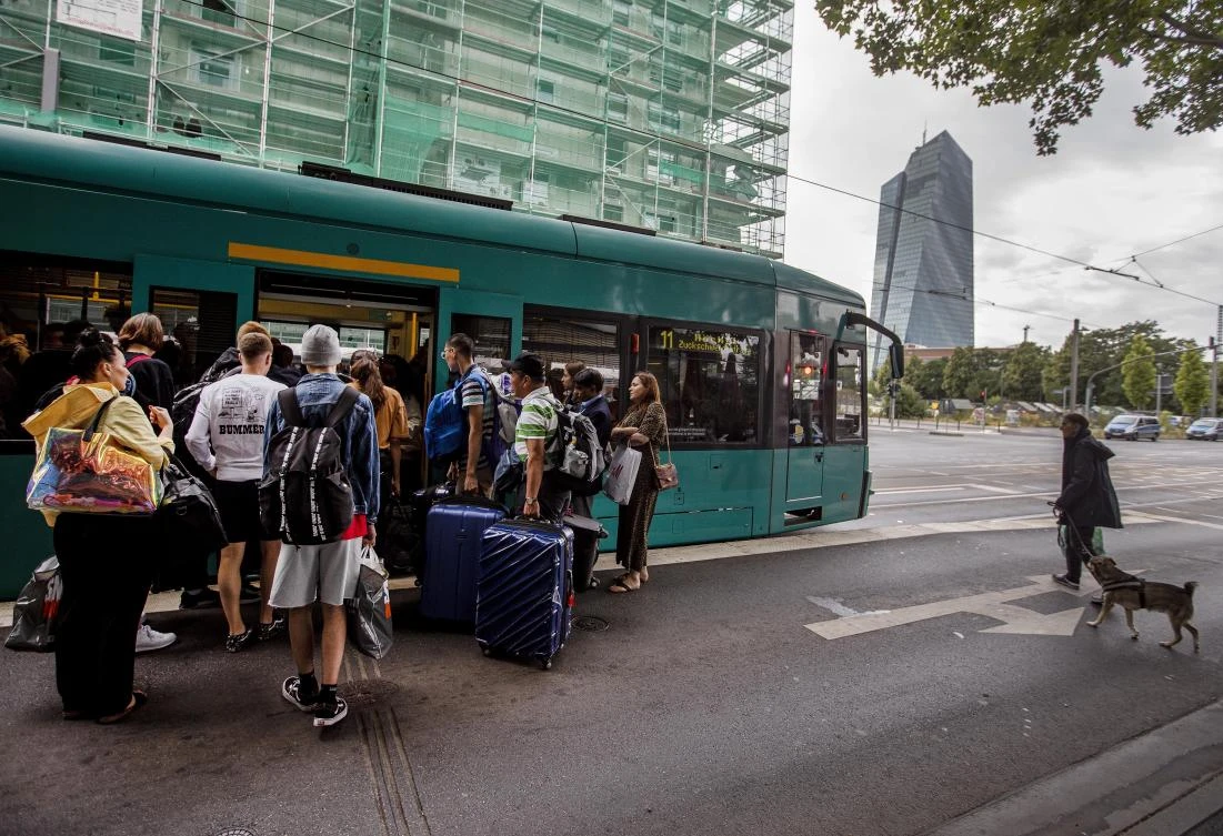 Frankfurt prepares to defuse WWII bomb, thousands evacuated