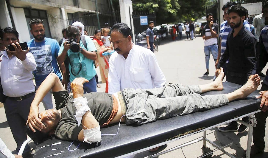 Bus crashes on highway in northern India, killing 29 people