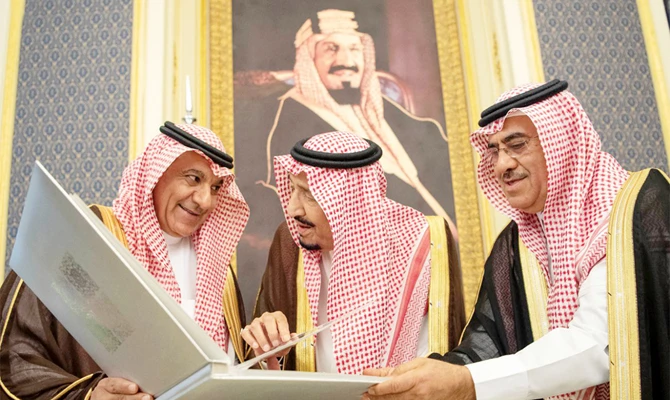 King Salman receives Saudi media officials, writers