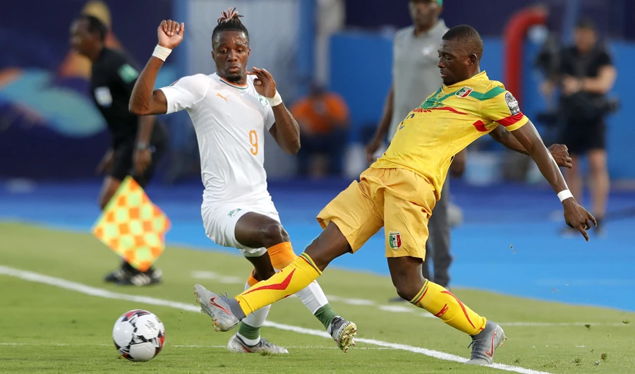 Ivory Coast's forward Wilfried Zaha (L) fights for the ball with Mali's defender Hamari Traore during the 2019 Africa Cup of Nations at the Suez Stadium in the north-eastern Egyptian city on July 8, 2019. (AFP)