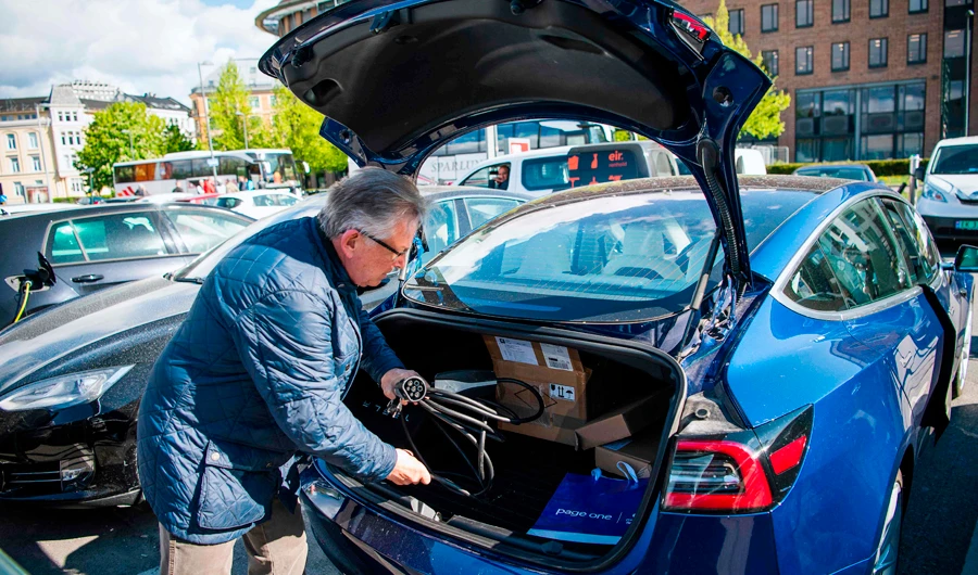 From princes to undertakers, Norway’s motorists go electric