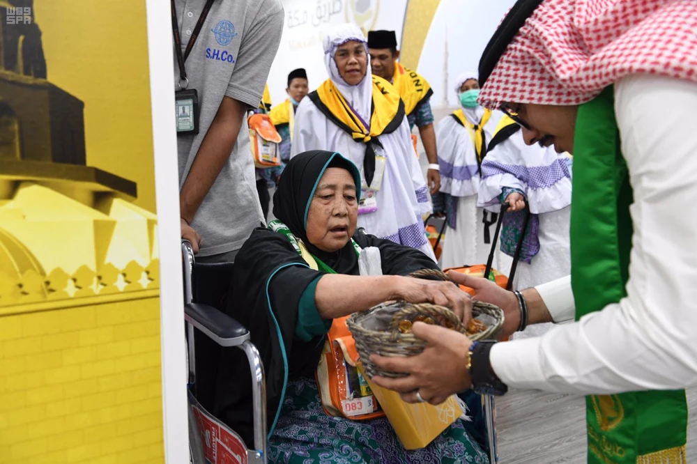 Indonesia pilgrims get a warm welcome as they arrive at the airport in Madinah on Tuesday. (SPA)