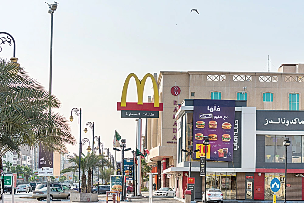 Experts say governments should step in to place restrictions on advertising and to reduce the availability of fast food. Shutterstock fastfoodsaudiadvertisementarabiaarabianbrandbuildingburgerbusinesschainchipsclientcoastcompanyconstructioncorporationcustomerdammameasteditorialfamilyfamousfast foodfemalefranchisefriedhamburgerhungryjunkkingdomlifestylelogomarkmarketingmccafemcdonaldspopularquickredrestaurantroadserviceshopstreettrashtravelwomanyellowShow more. (Shutterstock)
