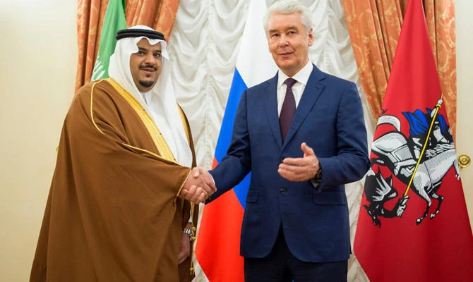 Prince Mohammed bin Abdulrahman bin Abdul Aziz, acting governor of Riyadh, meets Sergey Sobyanin, mayor of Moscow, on Thursday. (SPA)