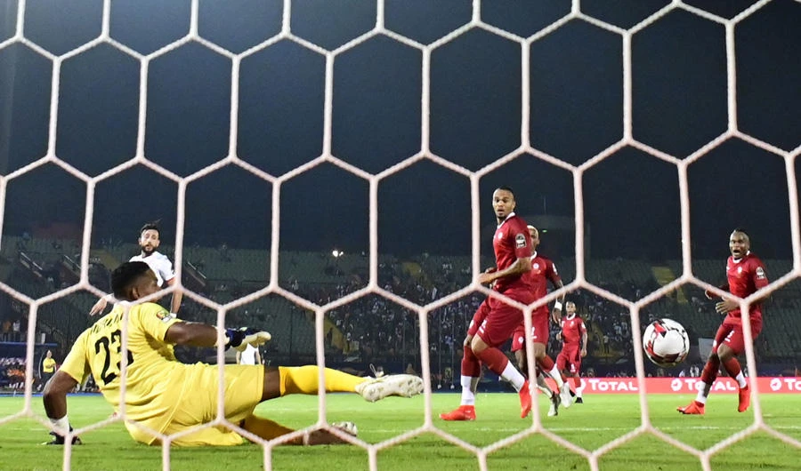 Tunisia's midfielder Youssef Msakni (1st-L) scores a goal during the 2019 Africa Cup of Nations (CAN) quarter final football match between Madagascar and Tunisia at the Al Salam stadium in Cairo on July 11, 2019. (AFP / JAVIER SORIANO)