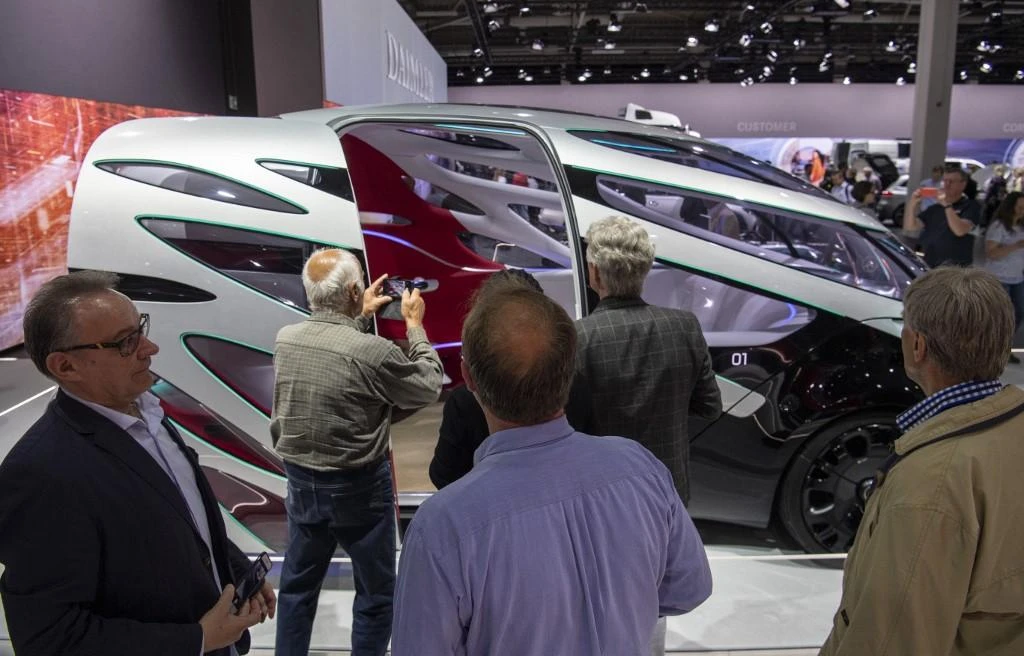 Daimler slashes 2019 profit forecast after second-quarter loss