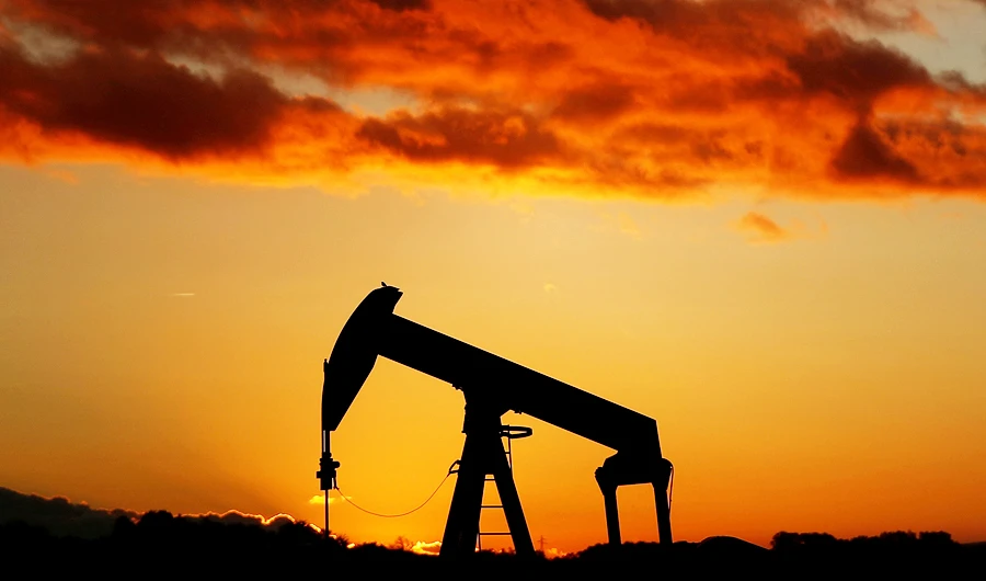 An oil pump is seen at sunset outside Scheibenhard, near Strasbourg, France, October 6, 2017. (REUTERS)