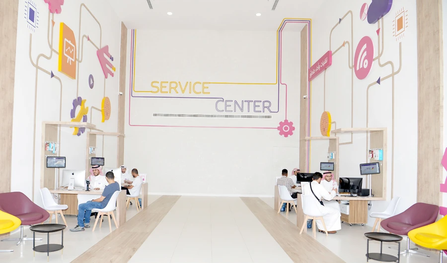 Saudi Telecom Company (STC) has launched a maintenance and technical support center accredited by Apple for smart devices. The center, located in Riyadh’s Al-Ghadir district, is manned by young Saudi men and women, who are trained in maintaining Apple products and providing technical support.