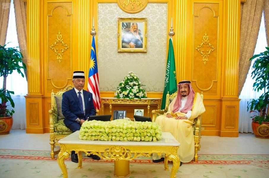 The Saudi King welcomed the Malaysian monarch to the Kingdom. (SPA)