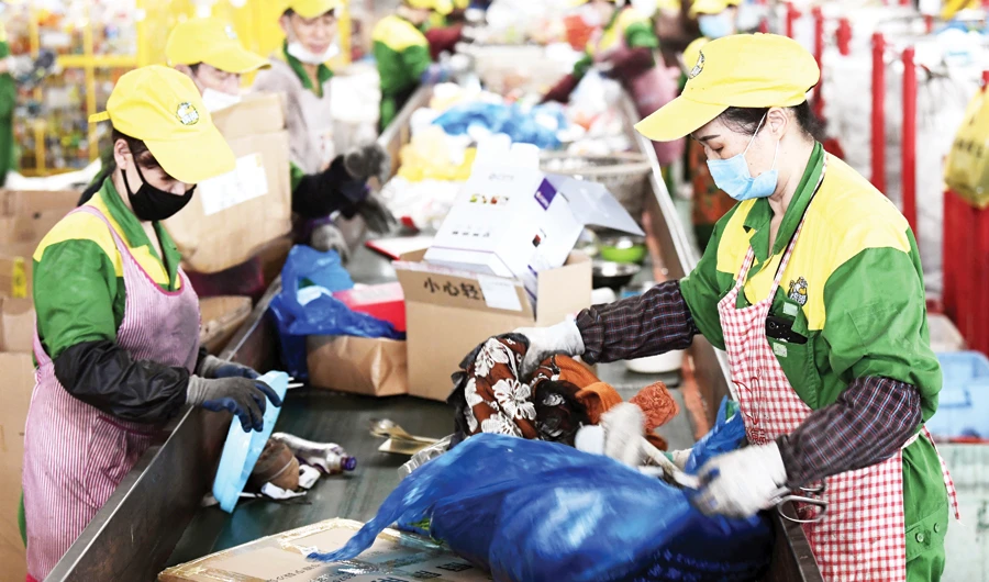 Recycling plan aims to solve Riyadh rubble trouble